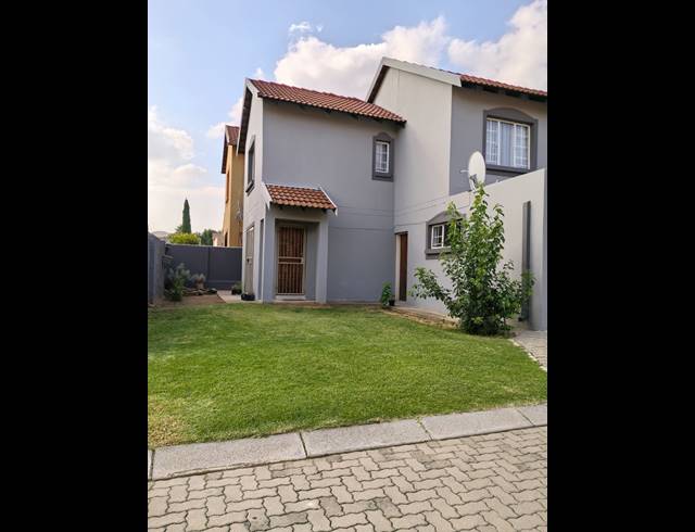 2 BEDROOM TOWNHOUSE FOR SALE IN BERGSIG